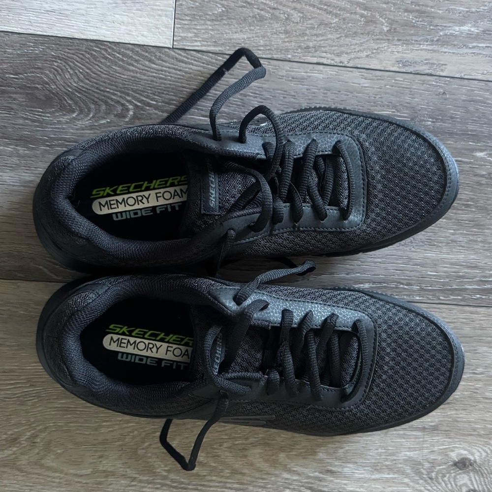 Skechers 8.5 men Black Sneakers memory foam